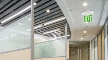 Señal de salida de emergencia para edificios de oficinas