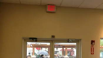 Iluminación y señalización de emergencia para restaurantes