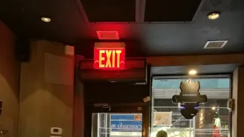 Iluminación y señalización de emergencia para restaurantes