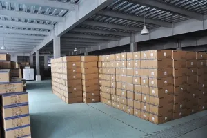 Carga de contenedores con luces de emergencia