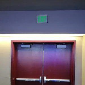 Señal de salida instalada en un centro comunitario en EE.UU.