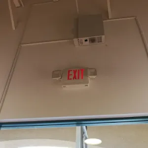 Sistema de iluminación de emergencia instalado en un centro comunitario en EE.UU.