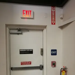 Señal de salida instalada en una fábrica en Brasil