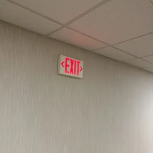 Señal de salida instalada en una galería de arte en Canadá