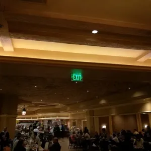 Señal de salida instalada en un restaurante en México