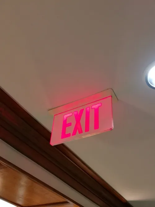 Señal de salida instalada en una escuela en Argentina