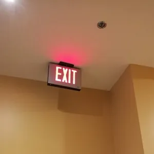 Señal de salida instalada en una biblioteca de EE.UU.