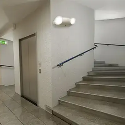 Señal de salida de emergencia LED, con panel ABS/acrílico de borde iluminado (5 LED verdes), LE2912